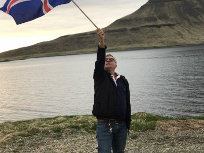 Исландский флаг на фоне Киркйюфедль - горы из Игры Престолов, фото Стасмир, photo Stasmir