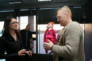 Журналистка Marta M. Niebieszczanska из портала «Informacje» вручает мэру куклу