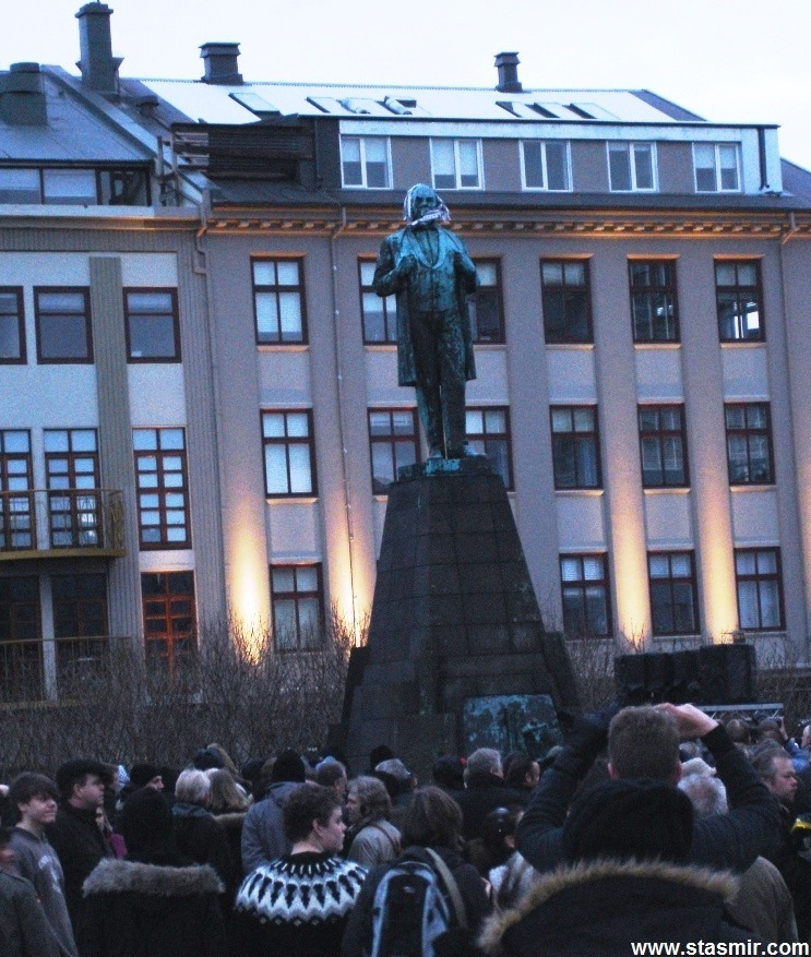 Austurvöllur, протестующие у памятника Йоуну Сигурдссону, герою национально-освободительной борьбы, перед Парламентом Исландии, фото Стасмир, photo Stasmir