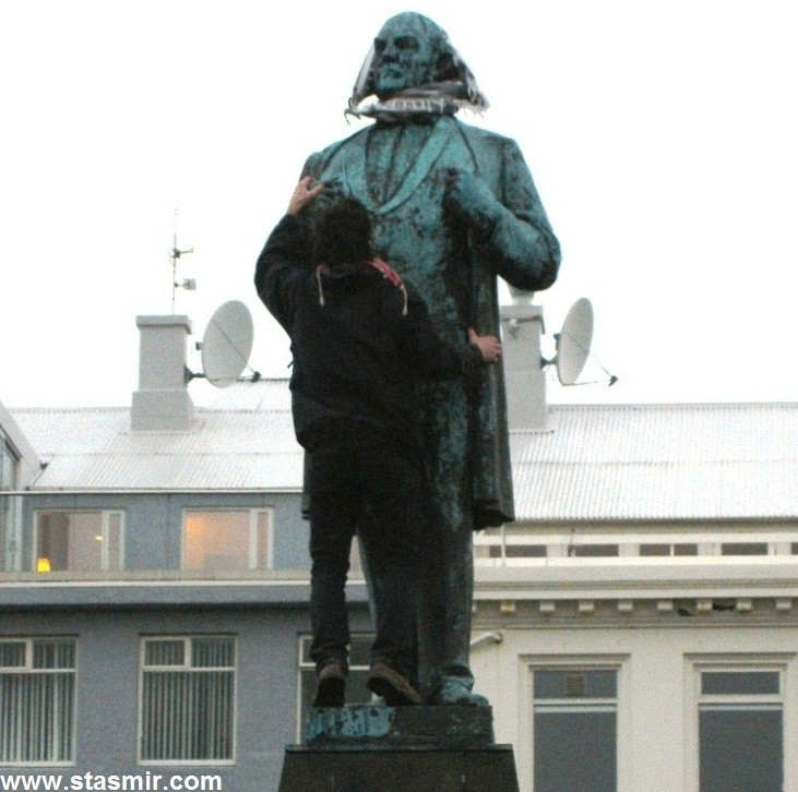 Jón Sigurðsson, Памятник Йоуну Сигурдссону, герою национально-освободительной борьбы Исландии, в арафатке, протесты в Исландии, фото Стасмир, Photo Stasmir