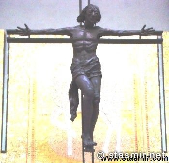 Распятие, похожее на Высоцкого, в Церкви Пресвятой Троицы в Фатиме, Португалия, Basílica da Santíssima Trindade, Santuário de Fátima, фото Стасмир, photo Stasmir