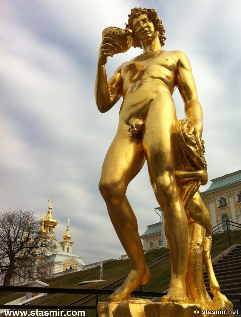 Языческий виночерпий с писюном и чаркой на фоне православных куполов, Петергоф, photo Stasmir, фото Стасмир