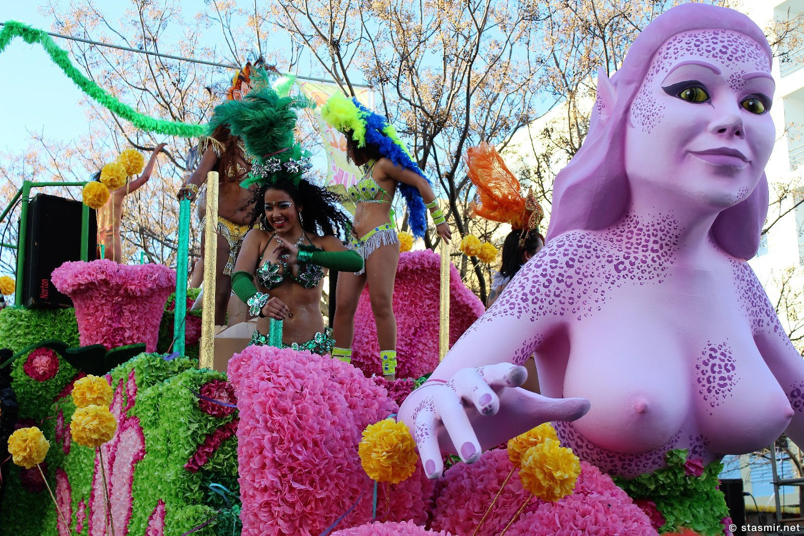 Тема сисек хорошо раскрыта на карнавале в Луле, Алгарве, Португалия, фото Стасмир, photo Stasmir
