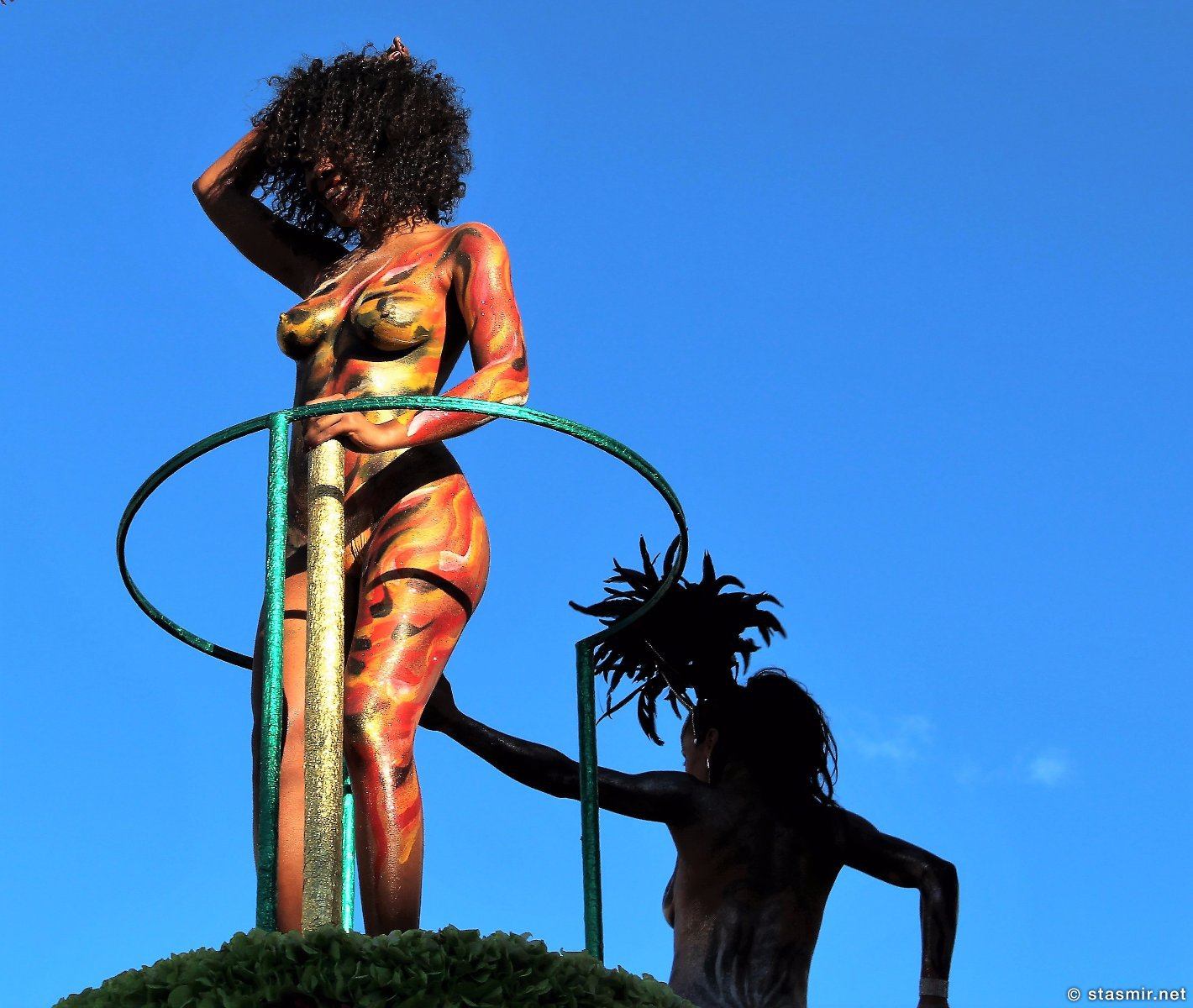 Тема сисек хорошо раскрыта на карнавале в Луле, Алгарве, Португалия, фото Стасмир, photo Stasmir