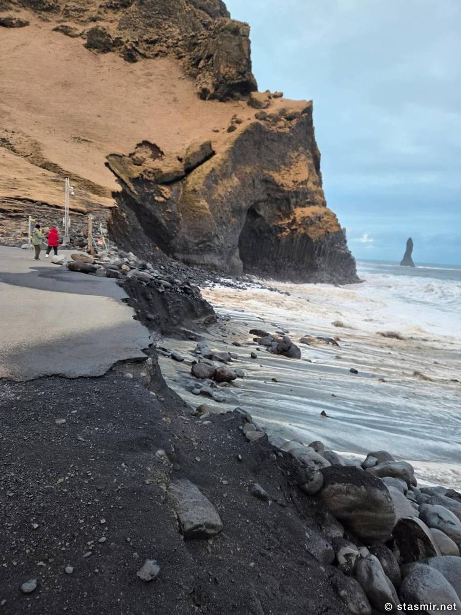Reynisfjara, Photo from Icelandic press, Mbl