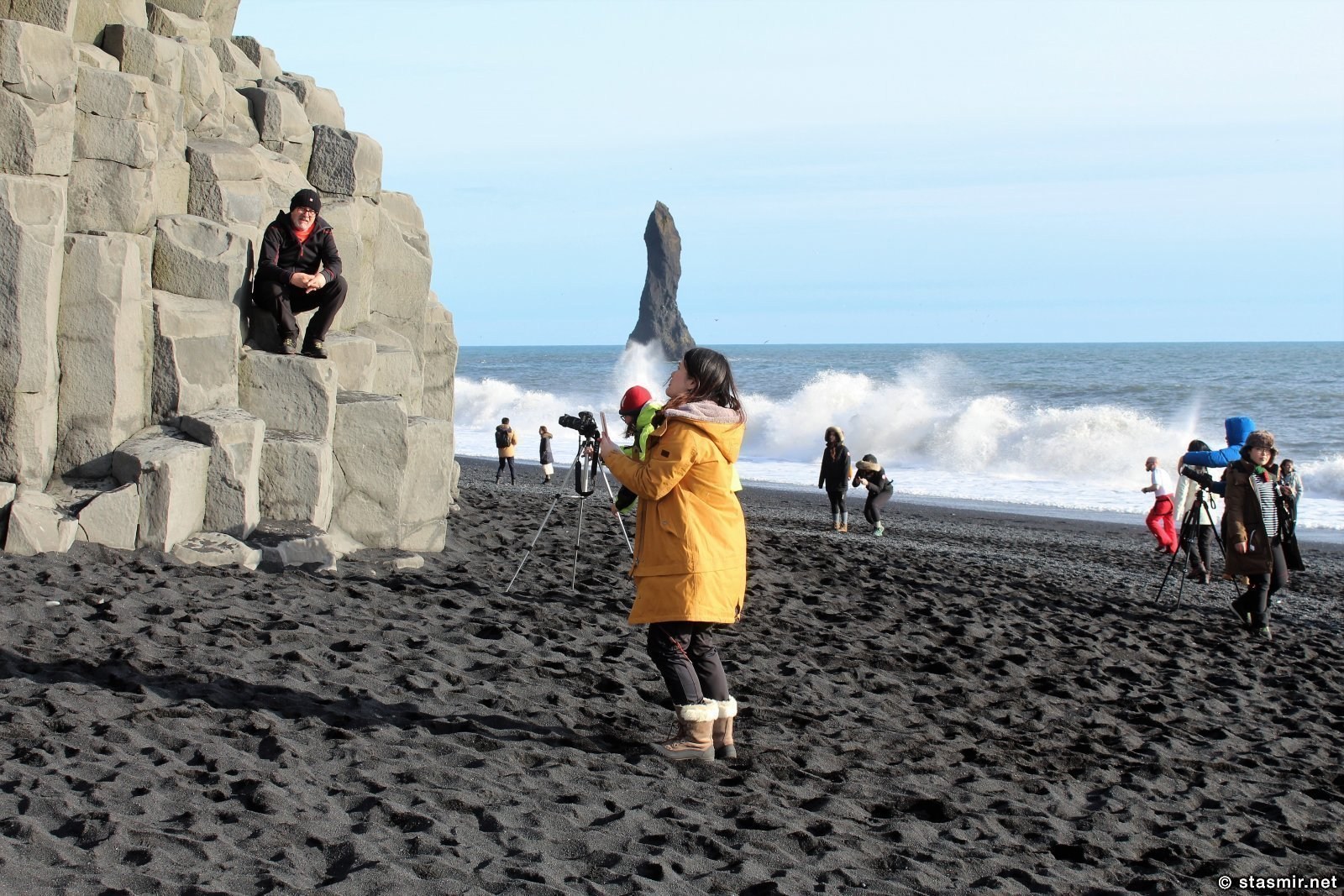 Туристы фотографируются на Рейнисфьяре - черном пляже. Фото Стасмир, photo Stasmir