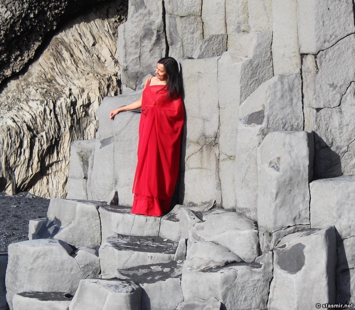 Lady in Red @ Reynisfjára, South Iceland, photo Stasmir, фото Стасмир