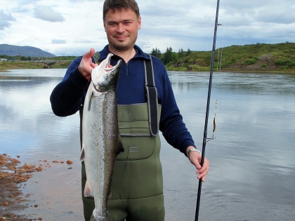 счастливый рыбак в Исландии: лосось, пойманный на реке Сёг в Исландии, рыбалка на хлыст в Исландии, фото Стасмир, Photo Stasmir, fly-fishing in Iceland, Photo Stasmir, Photo Stasmir, River Sög salmon fishing