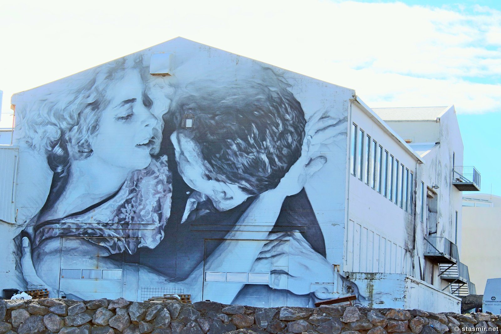 поцелуй на здании в Рейкьявике, уличное искусство в Исландии, фото Стасмир, photo Stasmir, Icelandic street art