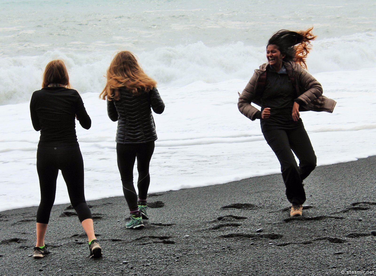 Рейнисфьяра, коса черного песка в Южной Исландии, туристки спасаются от неожиданной волны, фото Стасмир, photo Stasmir