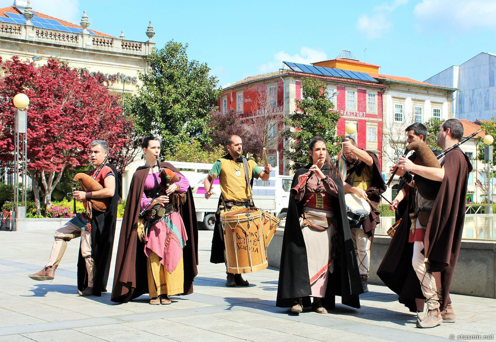 Брага: волынщики в традиционных костюмах на улице, фото Стасмир, photo Stasmir