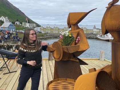 Премьер-министр Исландии на открытии памятника селедочным дивчинам, из исландской прессы