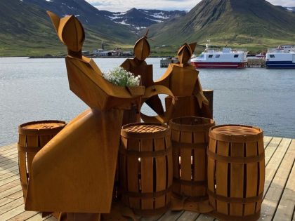 Памятник исландским селедочницам из исландской прессы