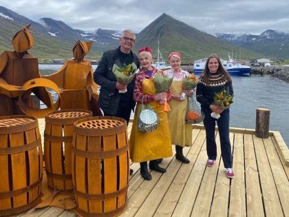 Премьер-министр Исландии на открытии памятника селедочным дивчинам, из исландской прессы