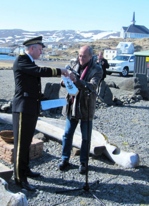 O xerife Jónas Guðmundsson, Governador Basco, a bandeira dos xerifes de Vestfirðir, 400 anos de guerra contra os pescadores espanhóis. Fotógrafo: Olafur J. Engilbertsson/ Ministério dos Negócios Estrangeiros da Islândia. Стасмир Исландский, Станислав Смирнов, Стасмир Трэвэл, Туры в Исландию, баски в Исландии