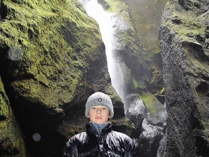 Юный турист в расщелине Стаккхольтсгья по пути в Тоурсмёрк, Торсморк, Þórsmörk, фото Стасмир, photo Stasmir