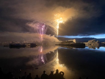 Спасатели проводят салют на Ледниковой Лагуне в конце августа, фото Стасмир, photo Stasmir