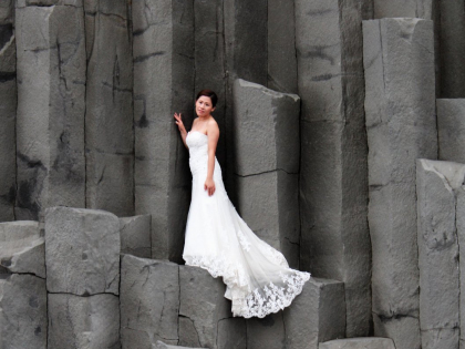A bride on Reynisfjaara beach, South Iceland, Vík, невеста на побережье Рейнисфйаура, базалтовые колоны, невеста и чёрный пляж, фото Стасмир, Photo Stasmir