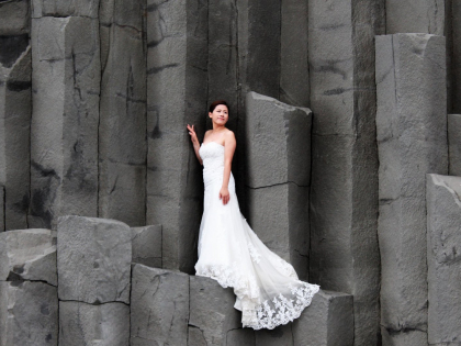 A bride on Reynisfjaara beach, South Iceland, Vík, невеста на побережье Рейнисфйаура, базалтовые колоны, невеста и чёрный пляж, фото Стасмир, Photo Stasmir