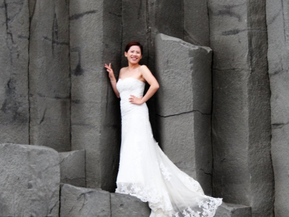 A bride on Reynisfjaara beach, South Iceland, Vík, невеста на побережье Рейнисфйаура, базалтовые колоны, невеста и чёрный пляж, фото Стасмир, Photo Stasmir
