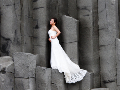 A bride on Reynisfjaara beach, South Iceland, Vík, невеста на побережье Рейнисфйаура, базалтовые колоны, невеста и чёрный пляж, фото Стасмир, Photo Stasmir
