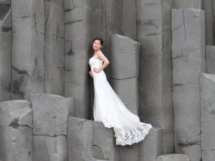 A bride on Reynisfjaara beach, South Iceland, Vík, невеста на побережье Рейнисфйаура, базалтовые колоны, невеста и чёрный пляж, фото Стасмир, Photo Stasmir