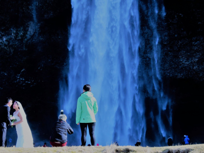 Поцелуй на фоне водопада, Исландия, Южный Берег, фото Стасмир, Photo Stasmir