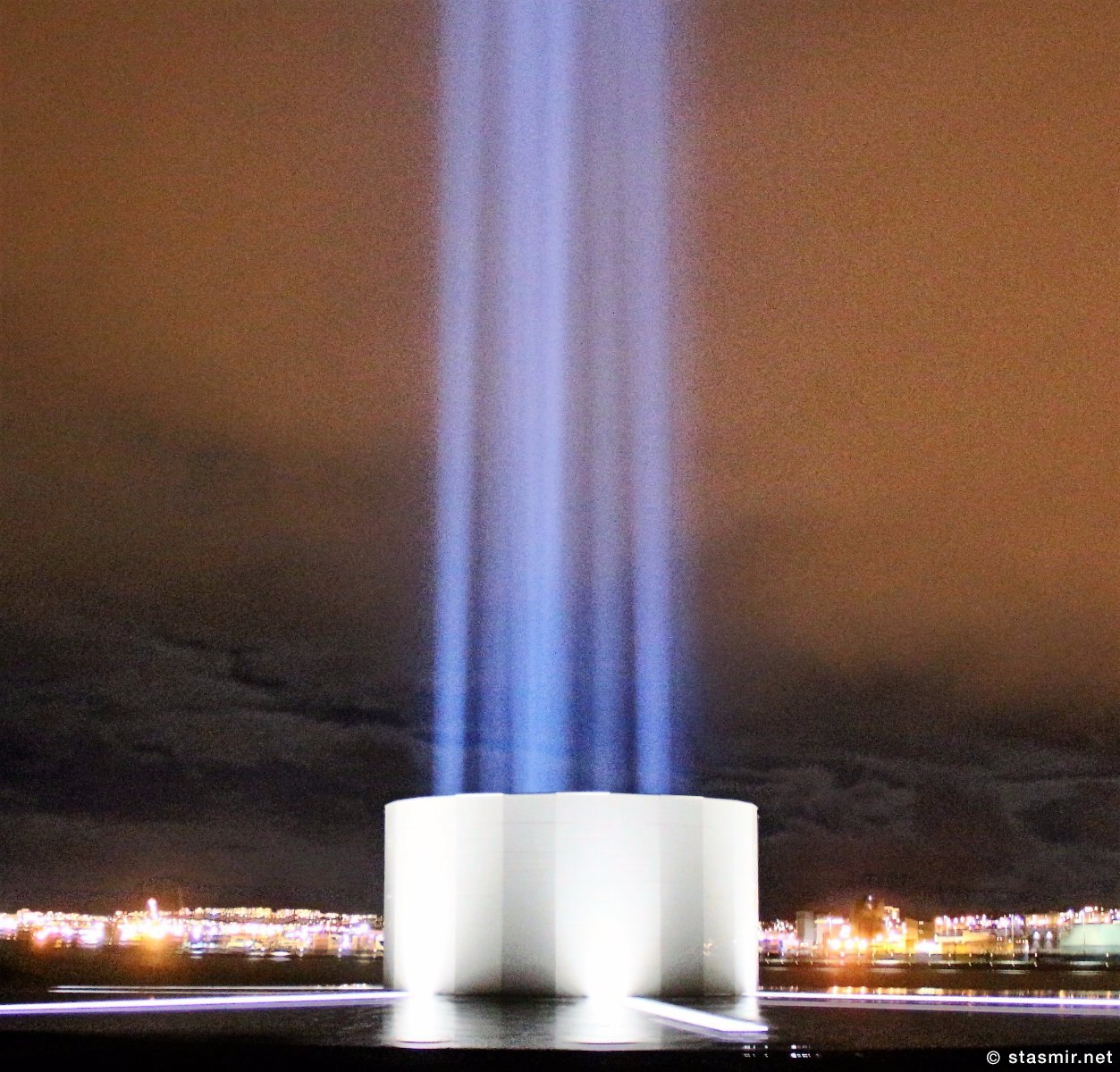 свет башни Imagine Peace Tower на острове Viðey рядом в Рекьявиком, Фото Стасмир, photo Stasmir