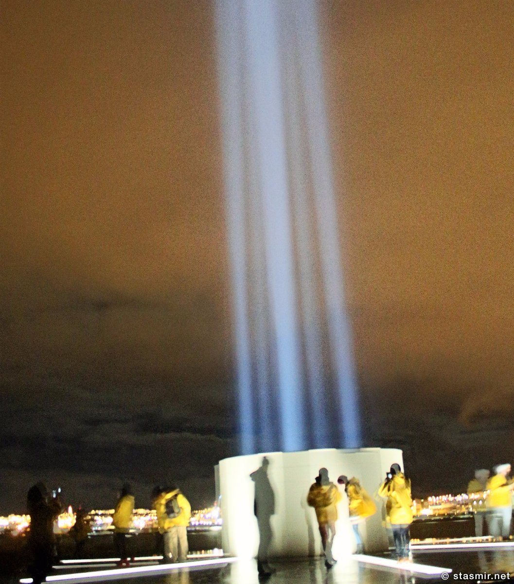 свет башни Imagine Peace Tower на острове Viðey рядом в Рекьявиком, Фото Стасмир, photo Stasmir