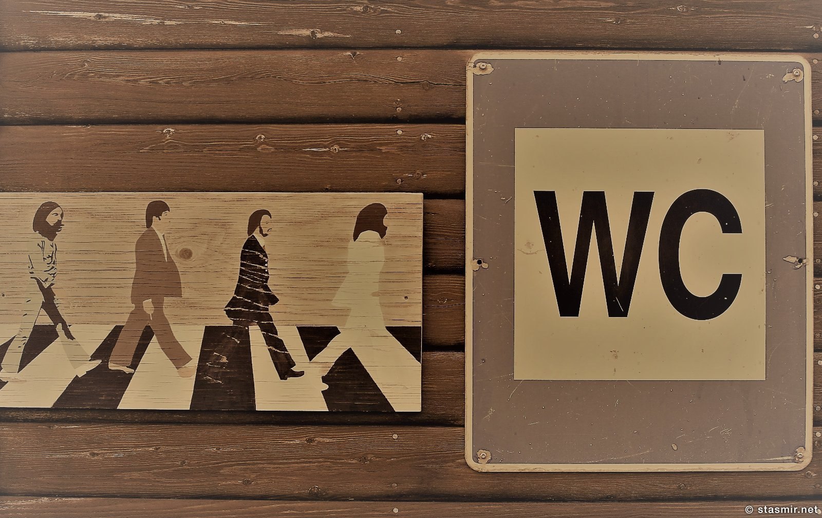 Битлы с Abbey Road идут в туалет на полуострове Рейкьянес в Исландии, фото Стасмир, photo Stasmir