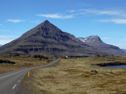 Гора Búlandstindur - Буландстиндур (пик) высотой 1069 метров в Восточных фьордах Исландии - третья по популярности среди фотографов гора в Исландии, фото Стасмир, Phto Stasmir