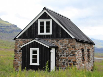 Sómastaðir - редкий для исландии каменный дом, сооруженный польскими каменьщиками в 1875 году. Хозяин - Hans Jakob Beck (1838–1920), местный рыбный воротила и администратор - захотел такой после поездки в Шотландию. Большинство исландского камня непригодно для сооружения каменных жилищ. Находится рядом с алюминиевой столицев Исландии городом Reyðarfjörður, photo Stasmir, фото Стасмир