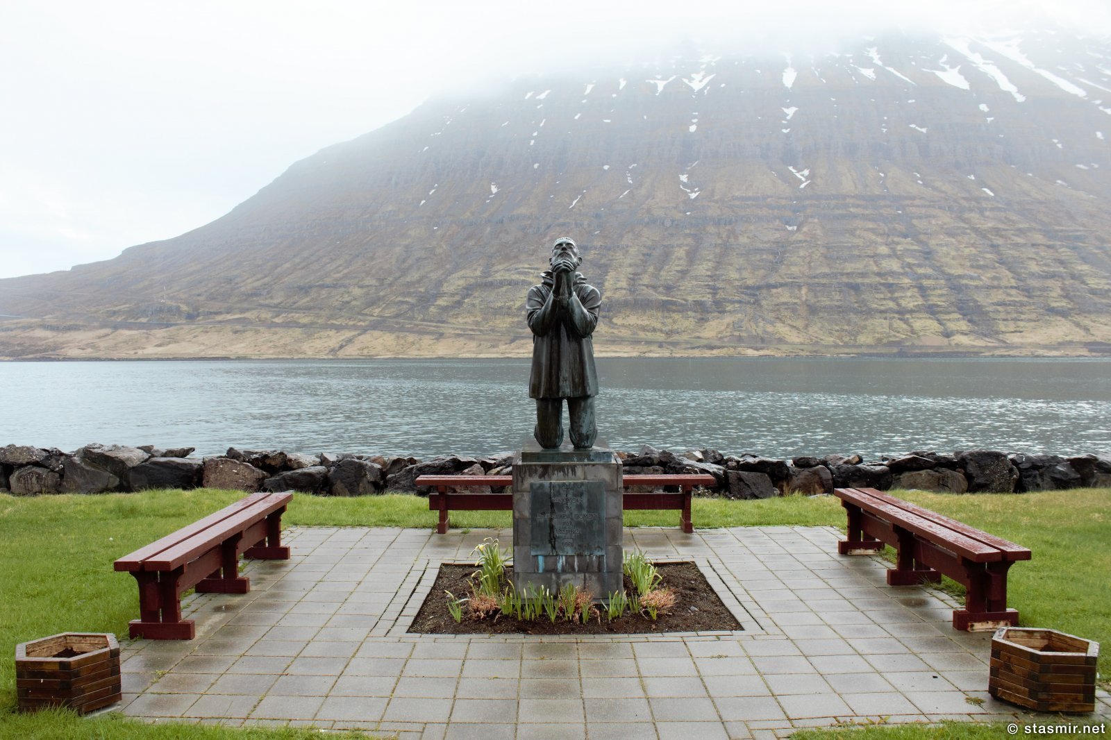 Памятник рыбаку в Эскифьёрдюр, Eskifjörður, фото Стасмир, Photo Stasmir