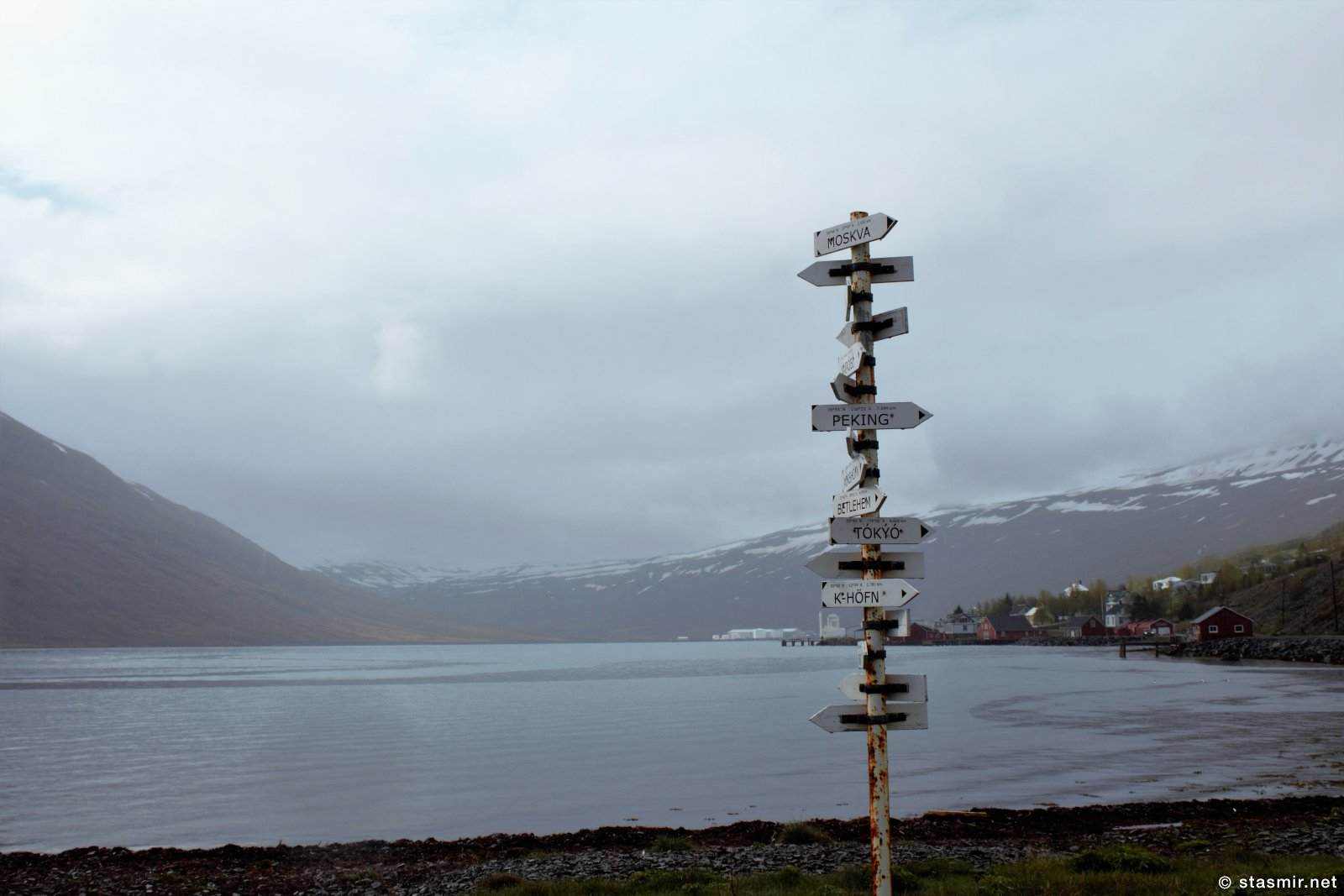 Mjóeyri - Знак с указателями там, где была китовая станция в Восточных Фьордах, фото Стасмир, photo Stasmir