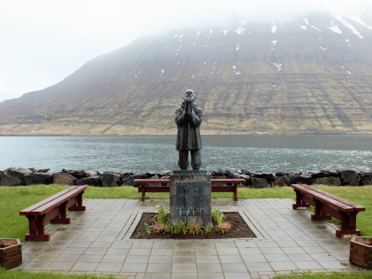 Памятник рыбаку в Эскифьёрдюр, Eskifjörður, фото Стасмир, Photo Stasmir