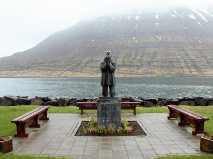 Памятник рыбаку в Эскифьёрдюр, Eskifjörður, фото Стасмир, Photo Stasmir