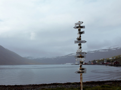 Mjóeyri - Знак с указателями там, где была китовая станция в Восточных Фьордах, фото Стасмир, photo Stasmir