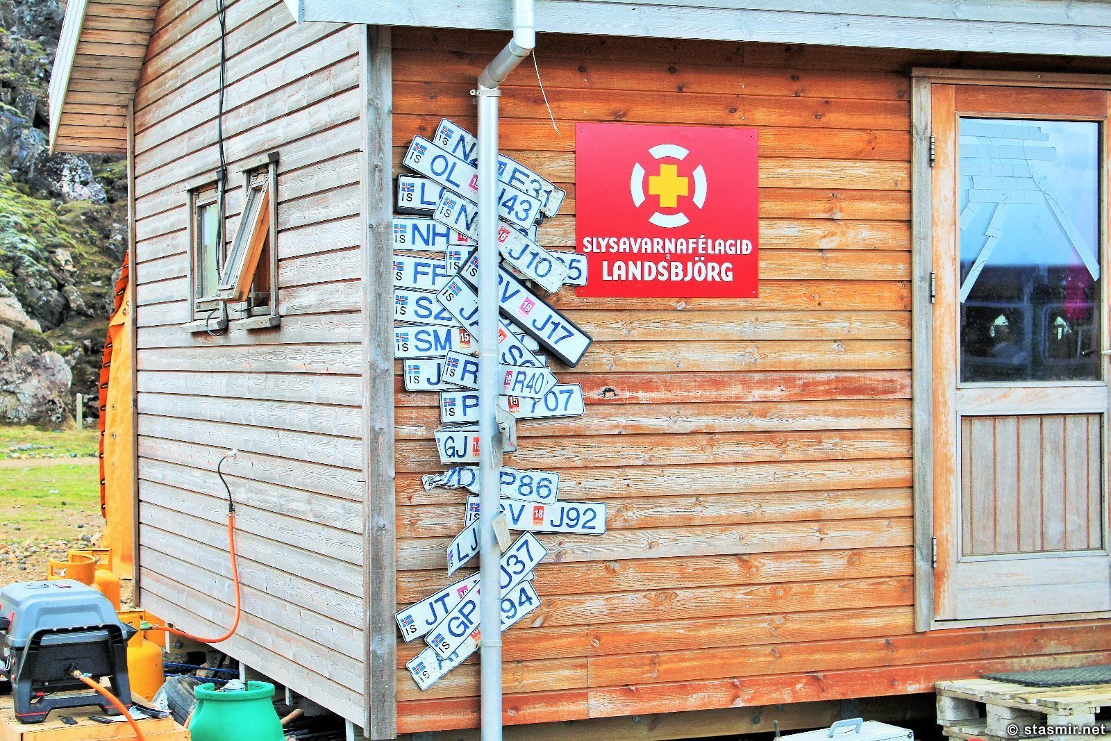 Потерянные номерные знаки в Ландманналёйгар, долина Ландманналёйгар, Ландманналаугар, Landmannalaugar, Icelandic road signs, фото Стасмир, Photo Stasmir