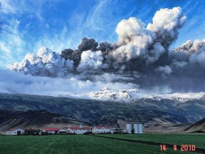 Извержение вулкана Эйяфьядлайёкюдль, ферма Торвальдсэйри