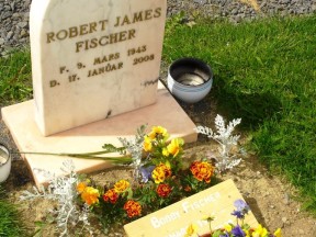 Могила Бобби Фишера в Исландии