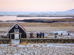 Акулья ферма Bjarnarhöfn. Маленькая церковь