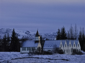 Церковь, домик служителя парка и официальная резиденция премьер-министра в Национальном парке Тингведлир