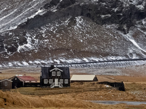 Амтманнсхус — резиденция датского префекта в рыбацкой деревушке Арнарстапи («орлиный утес») на полуострове Снайфедльснес