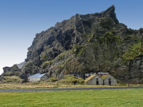 Пещеры и строения на южном побережье Исландии