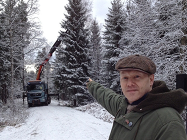 Йоун Гнарр, мэр Рейкьявика, выбирает елку рождественскую елку в Норвегии