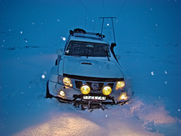 Nissan Patrol провалился в скрытую прорубь на пути к Landmannalaugar (Ландманналаугар)