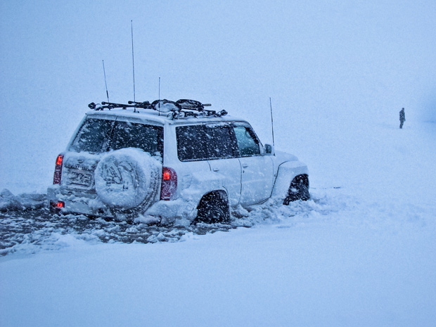 Nissan Patrol провалился в лед на зимней дороге в Landmannalaugar. Начало спасательной операции одного «Патруля» другим при помощи лебедки и какой-то матери