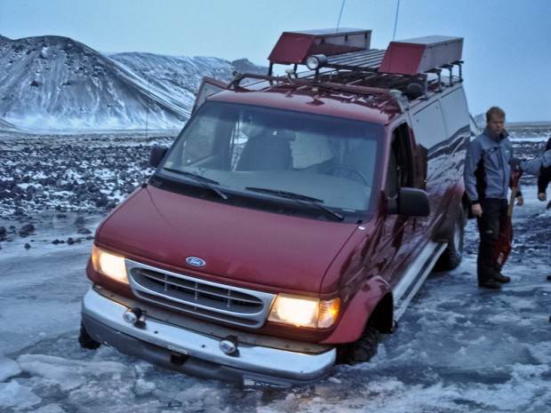 Ford Econoline E350 провалился под лед