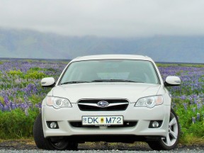 Субару в полях люпинов, Исландия