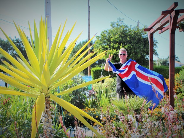 Исландский флаг реет на юге